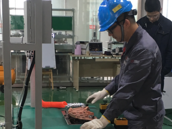 中車集團常州中車鐵馬科技來我公司驗收動車閘片分解機并指導工作