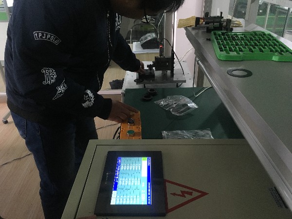 吉林長春墊片生產(chǎn)廠家來我司驗(yàn)證墊片厚度自動(dòng)檢測(cè)分選設(shè)備